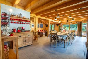 a kitchen and dining room with a table and chairs at Chalet Clemalou 14-15 Personnes in Châtel