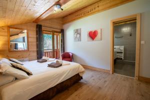 a bedroom with a large bed and a walk in shower at Chalet Clemalou 14-15 Personnes in Châtel