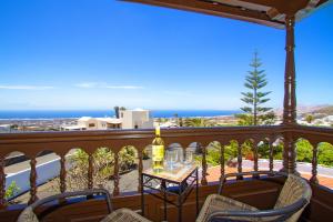a balcony with a table and chairs and the ocean at Villa Haere Mai in La Asomada