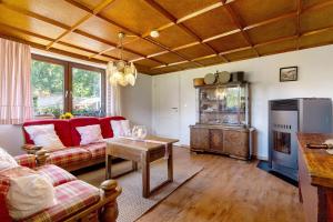 a living room with a couch and a table at Ferien auf der Fleischdielte in Mühlenbach