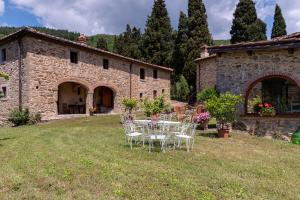 a table and chairs in front of a building at La Casa di Colle in Dicomano