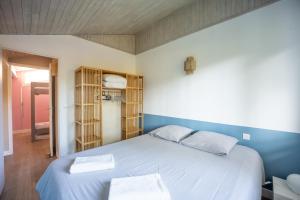 a bedroom with a large bed with two white pillows at Seignosse Le Penon, maison Patio in Seignosse