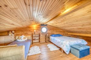 a bedroom with two beds in a log cabin at Maison Les Pieds Dans L'eau in Le Verdon-sur-Mer