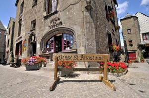 a wooden bench sitting in front of a building at Superbe appartement avec loggia in Super Besse