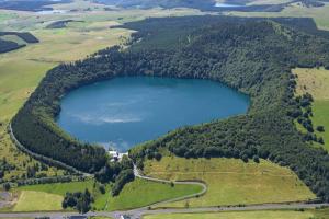 an aerial view of a lake in the countryside at Superbe appartement avec loggia in Super Besse