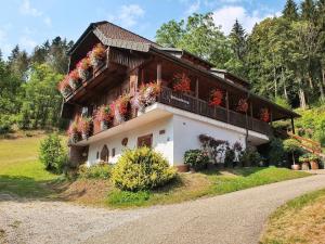 a house with flowers on the side of it at Ferienwohnungen Vogt's Libding in Bad Rippoldsau-Schapbach
