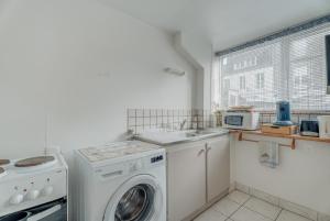 a laundry room with a washing machine and a sink at Maison proche Mont St Michel in Pontorson