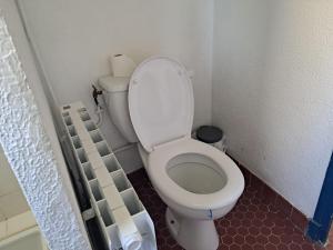 a bathroom with a toilet in a small room at Le paradis de Marie in Treignac