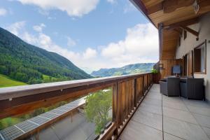 a balcony with a view of the mountains at Sonnleiten der kleinen Bären 8 in Collepietra