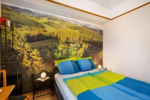 ein Schlafzimmer mit einem großen Gemälde an der Wand in der Unterkunft Ferienwohnung Gartenblick in Freiamt