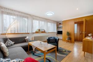 ein Wohnzimmer mit Sofa und Tisch in der Unterkunft Ferienwohnung Gartenblick in Freiamt