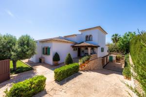 a villa with a view of a courtyard at Villa Rico in Portocolom