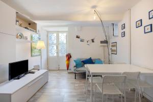 a living room with a white table and chairs at La ca bela in Portovenere