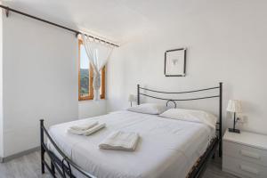a bedroom with a bed with two towels on it at La ca bela in Portovenere