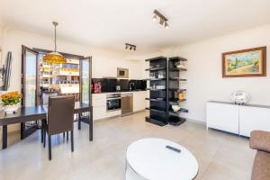 a kitchen and dining room with a table and chairs at Brillant in Cala Ratjada