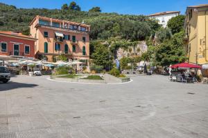 a street in a town with buildings and umbrellas at La ca bela in Portovenere