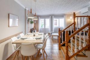 a dining room with a table and chairs at Can Tosca in Jávea