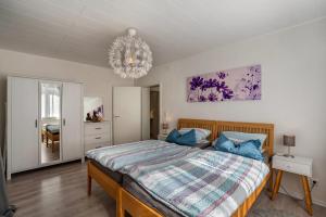 a bedroom with a bed and a chandelier at Ferienwohnung Drachenstein in Weinheim