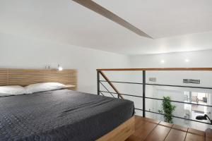 a bedroom with a large bed and a window at Mariola in Novo Sancti Petri