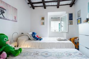 a bedroom with two beds and a green stuffed animal at Preciosa Casa el Pedroso in El Pedroso