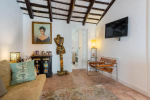 a living room with a couch and a television at Preciosa Casa el Pedroso in El Pedroso