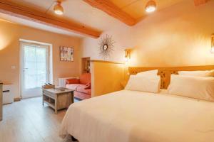 a bedroom with a large white bed and a couch at Sublime Appartement Centre D’aix in Aix-en-Provence
