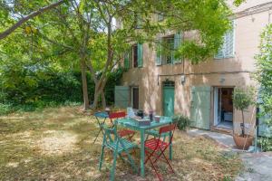 a table and chairs in front of a house at Sublime Appartement Centre D’aix in Aix-en-Provence
