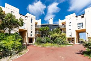 an image of an apartment complex with a driveway at Studio Cosy face à l'océan in Lacanau +9 photos