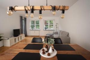 a living room with a table and a couch at Lo Ferienwohnung in Friedrichshafen