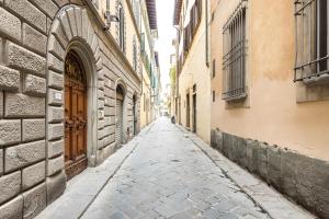 an empty street in an alley between buildings at La Domus Firenze in Florence