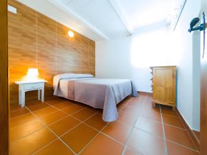 a bedroom with a bed and a table in a room at Casas Pepe 7 Bungalow in Los Caños de Meca +3 photos