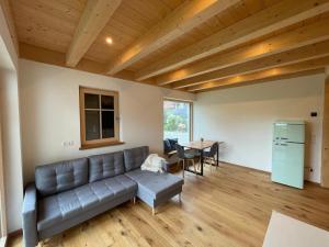 a living room with a couch and a table at Ferienwohnung 'dahoimelig' in Friesenried