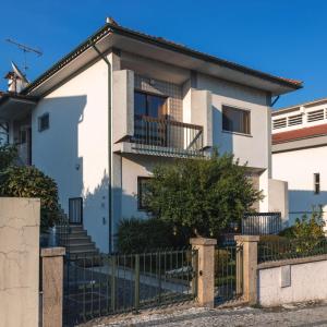 a white house with a fence at Villa Vez in Arcos de Valdevez