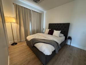 a bedroom with a bed with a black headboard at New Casita by Zion National Park and Saint George in Hurricane