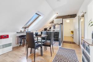 a kitchen and dining room with a table and chairs at Künzes Domizil in Edemissen