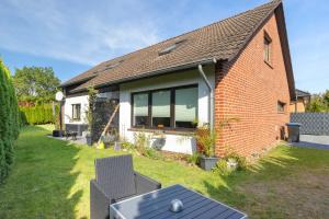a brick house with a table and chairs in the yard at Künzes Domizil in Edemissen