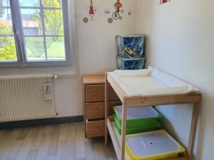 a small room with a bunk bed and a desk at Gîte de Locmousteru in Moustéru