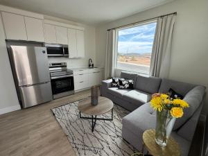 a living room with a couch and a kitchen at New Casita by Zion National Park and Saint George in Hurricane