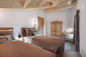 a bedroom with two beds and a desk and a sink at Chalet Sambor in Oga