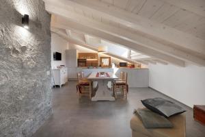 a kitchen and dining room with a table and chairs at Chalet Sambor in Oga