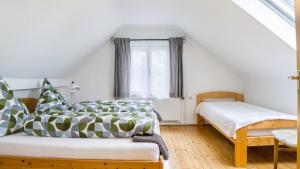 a bedroom with two beds and a window at Ferienwohnung Ipser in Vogtsburg