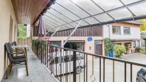a balcony with an umbrella and a table and chair at Ferienwohnung Ipser in Vogtsburg