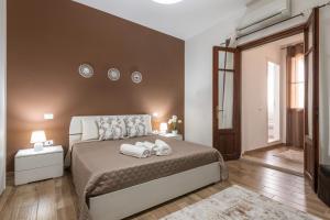 a bedroom with a bed with two towels on it at Villetta Mattia in Pula