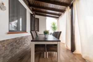 a dining room with a table and chairs at Villetta Mattia in Pula