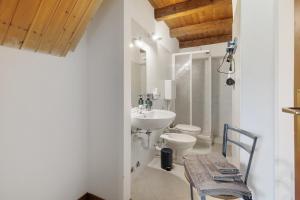 a white bathroom with a sink and a toilet at Il Serraglio Rooms in Valeggio sul Mincio +44 photos