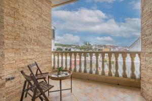 a balcony with a table and chairs and a view at Can León in Almodóvar del Río