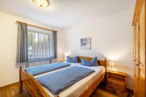 a bedroom with a bed and a window at Fewo Brünnstein - Zimmer 6 in Oberaudorf