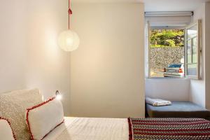 a bedroom with a bed and a window at Calheta Beach House T2 in Calheta