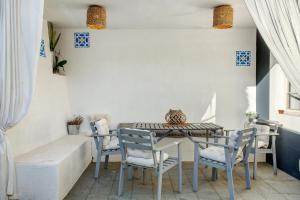 a dining room with a table and chairs at Calheta Beach House T2 in Calheta