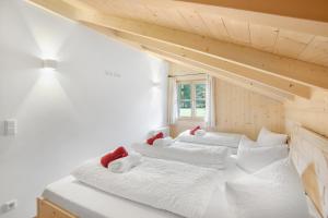 two beds in a room with white sheets at Ferienwohnung Uferweg in Fischbachau